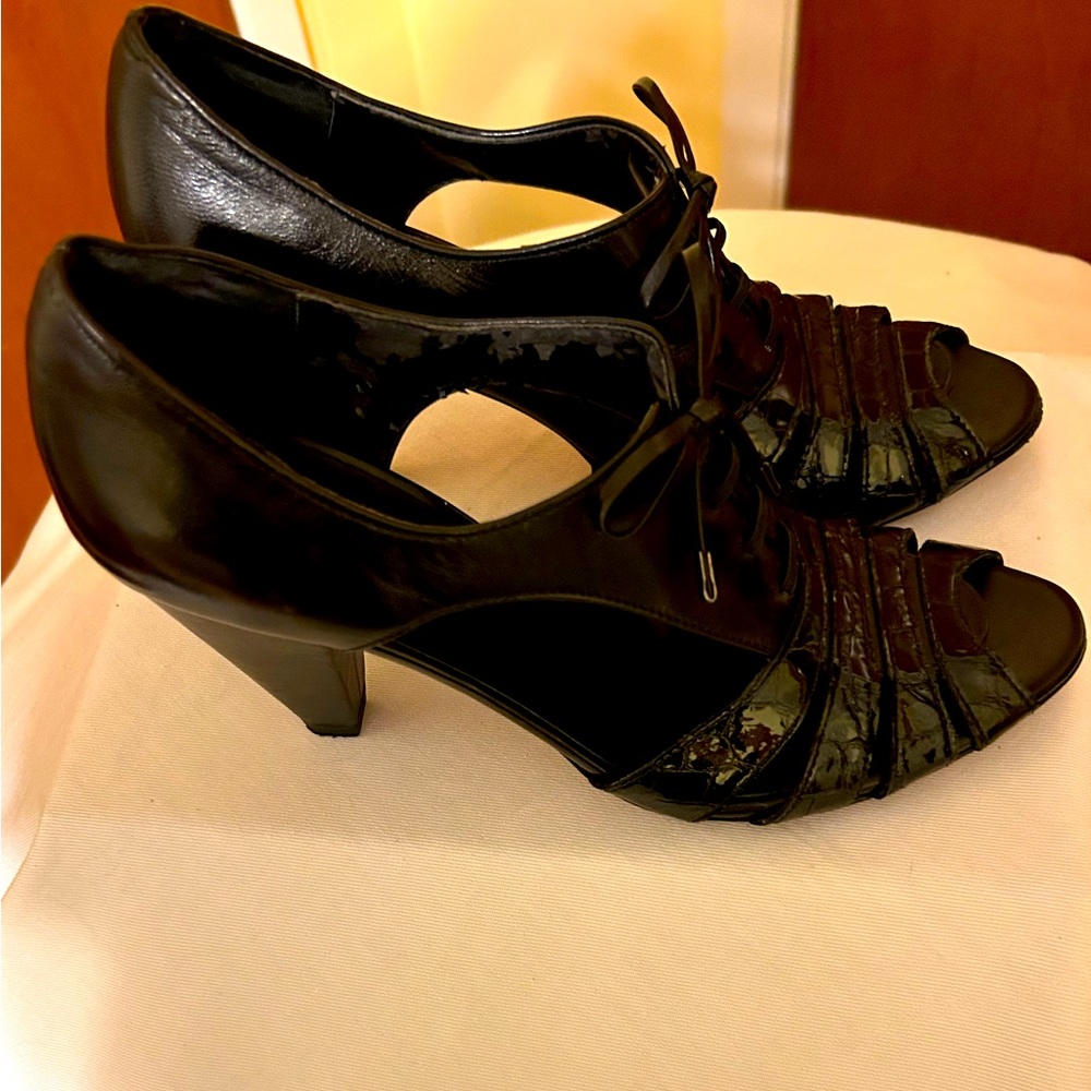 Size 9 Narrow, Black Patent Leather Vaneli Heels!